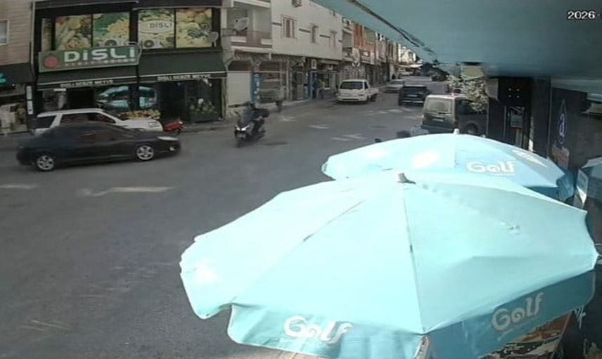 Kavşakta çarpışma anı güvenlik kamerasına yansıdı; kaçan sürücü aranıyor
