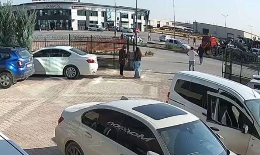 Konya'da Sıla Caddesi'nde çarpışma anı: vatandaşlar yardıma koştu