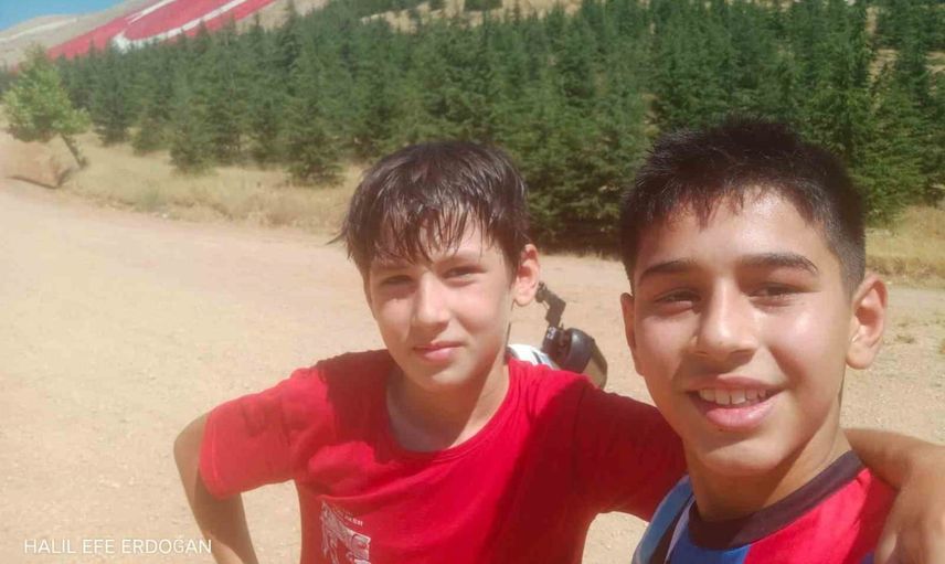 Scooterla zirveye çıkan iki genç Ahır Dağı'nda Türk bayrağıyla buluştu