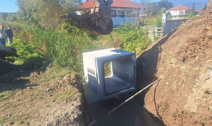 Dikmeli köyünde yağışa karşı 7 kutu menfezle altyapı güçlendirildi