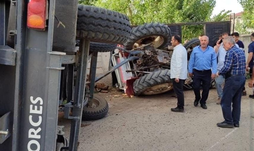 Gündelik dönüşte kaza: Özalp'te traktör devrildi, üç kişi yaralandı