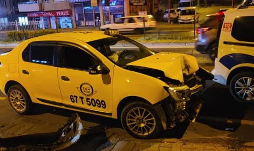 Arkadan çarpan taksi Ereğli yolunda kullanılamaz hale geldi