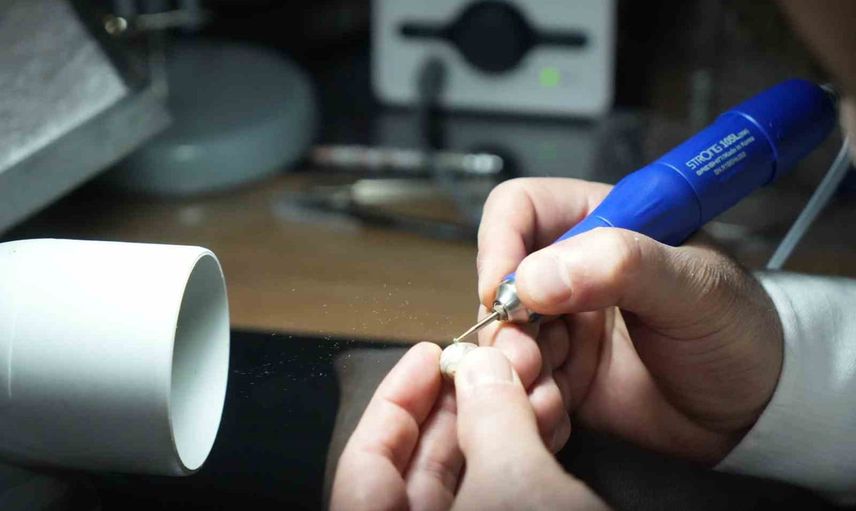 Vardiyada çalışan bekçi Erzurum'da tespihi sanat eserine dönüştürüyor