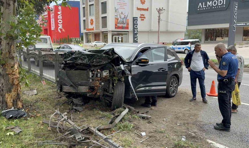 Tekkeköy'de SUV ile otomobil çarpıştı; iki sürücü yaralandı