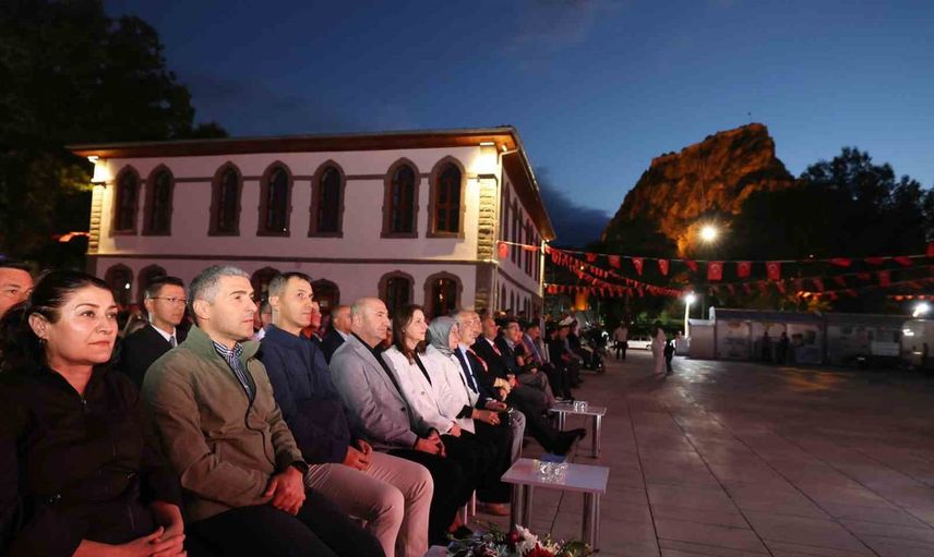 Zafer haftası Afyonkarahisar'da müzik ve halk oyunlarıyla kutlandı