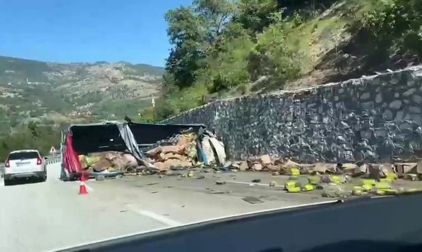 Freni boşalan tır istinat duvarına çarptı: baba öldü oğlu yaralandı