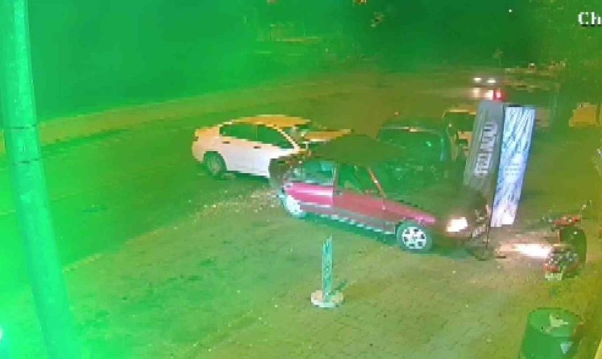 Denizli'de aniden gaza basan sürücü sokakta çok sayıda araca zarar verdi