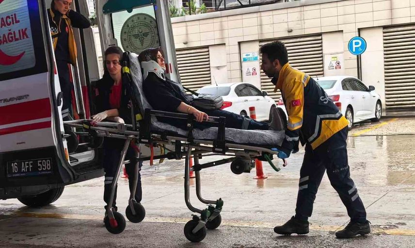 Kırmızı ışıkta başlayan arkadan çarpma zincirleme kazaya dönüştü: iki yaralı
