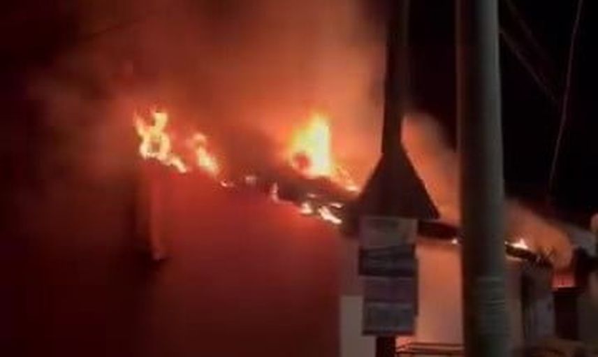 Karacabey'de tek katlı ev alevlerle kullanılamaz hale geldi