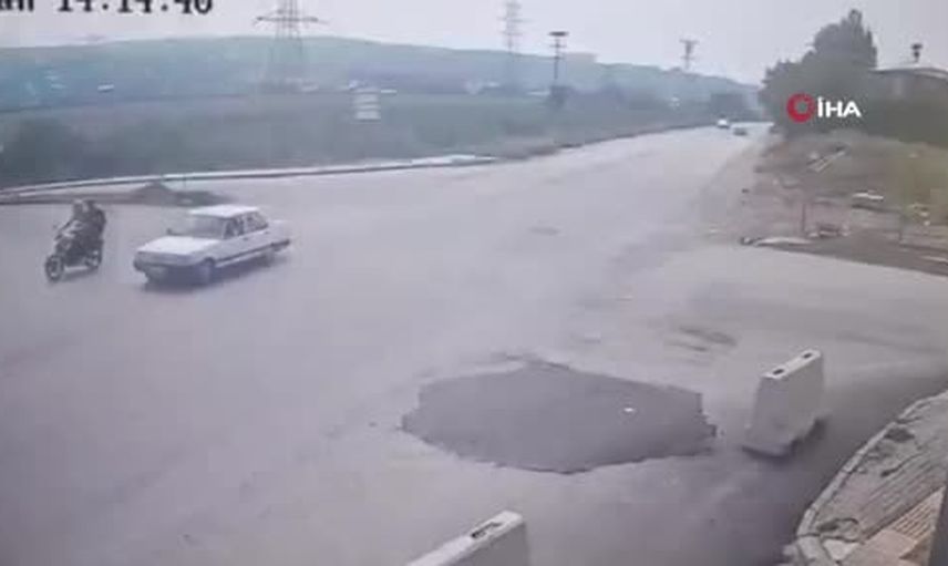 Osmaniye’de Toprakkale yolunda anlık çarpışma güvenlik kamerasına yansıdı: 2 yaralı
