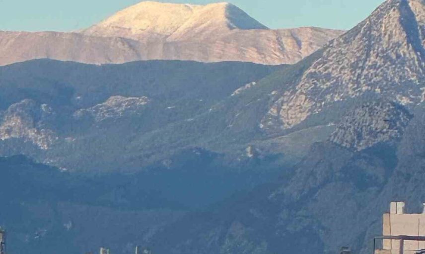 Beydağları karla beyaza büründü, Antalya yeni güne güneşle başladı