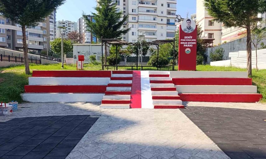 İlkadım'da parklar kırmızı-beyaza bürünüyor, görünüm ve dayanıklılık öne çıkıyor