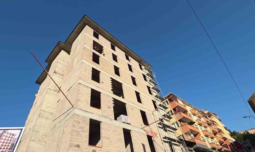 Eş tartışmasının ardından inşaata çıkan kişi güvenli şekilde indirildi