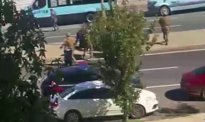Pendik'te caddeyi tedirgin eden bıçaklı şahsa özel harekat müdahalesi