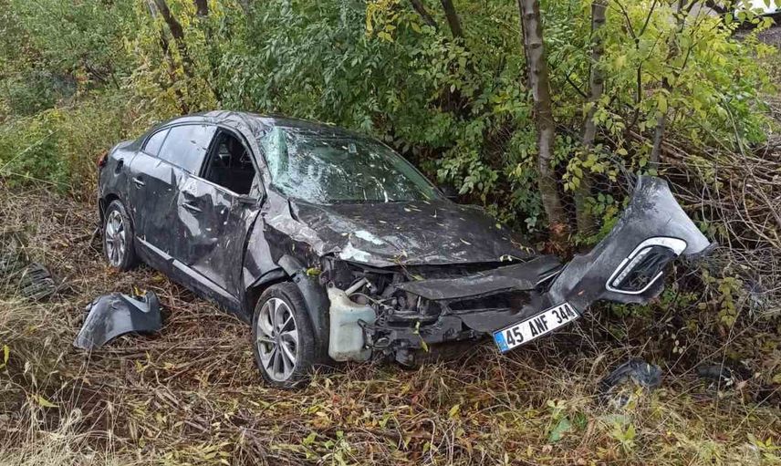 Bingöl'de direksiyon hakimiyetini kaybeden araç ağaçlara çarptı: 2 yaralı