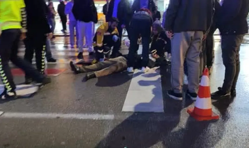 Park Caddesi'nde kaza: motosiklet yayaya çarptı, iki kişi hastaneye kaldırıldı