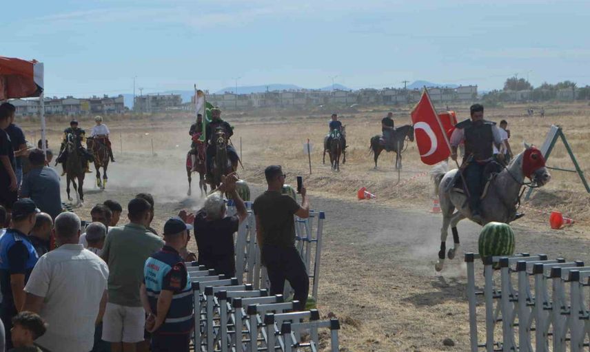 Ayvalık'ın kurtuluş etkinliğinde 100 rahvan at kıyasıya yarıştı