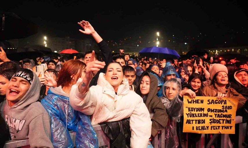 Yağmurda hep bir ağızdan: Sagopa Kajmer ile cumhuriyet coşkusu