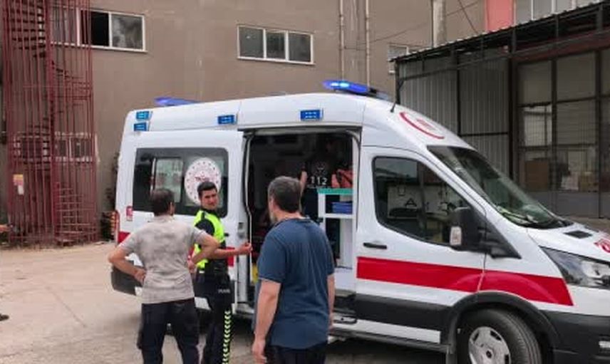 Kontrolden çıkan motosiklet, köpeğin ambulans başındaki bekleyişiyle gündeme geldi