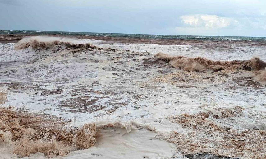 Karadeniz sahilinde fırtına yaşamı aksattı