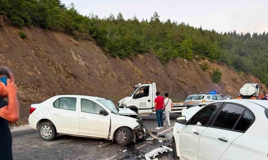 Küre'de karayolunda çarpışma: 4 yaralı, sürücüler kritik durumda