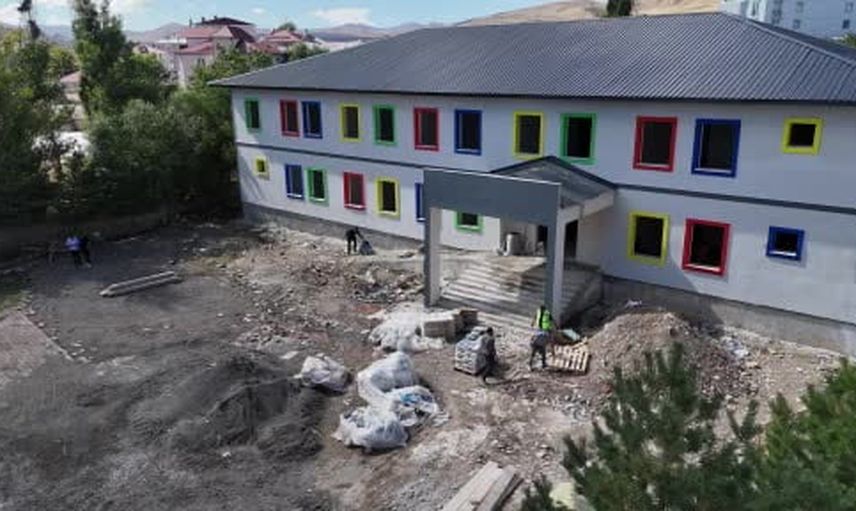 Ağrılı iş insanı Eleşkirt'e 13 sınıflık okul ve 25 bin kitapla geri döndü