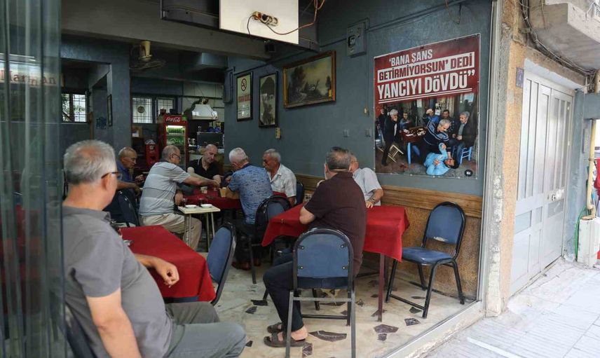 Kahvehanede 'yancı' afişi: izleyiciler ayrı masada oturmaya başladı