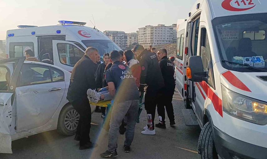 Siirt'te kavşakta iki araç çarpıştı: otomobil yapıya çarparak durdu