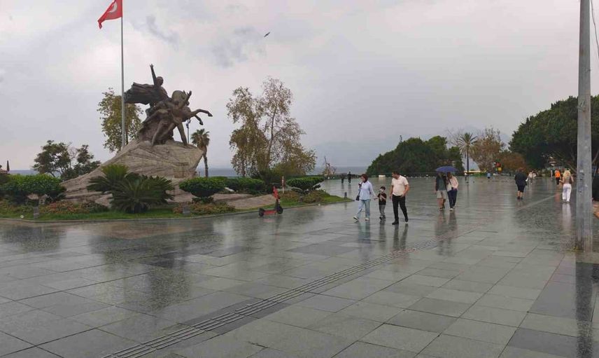 Cumhuriyet meydanı'nda şemsiyelerle oluşan farklı Akdeniz manzarası
