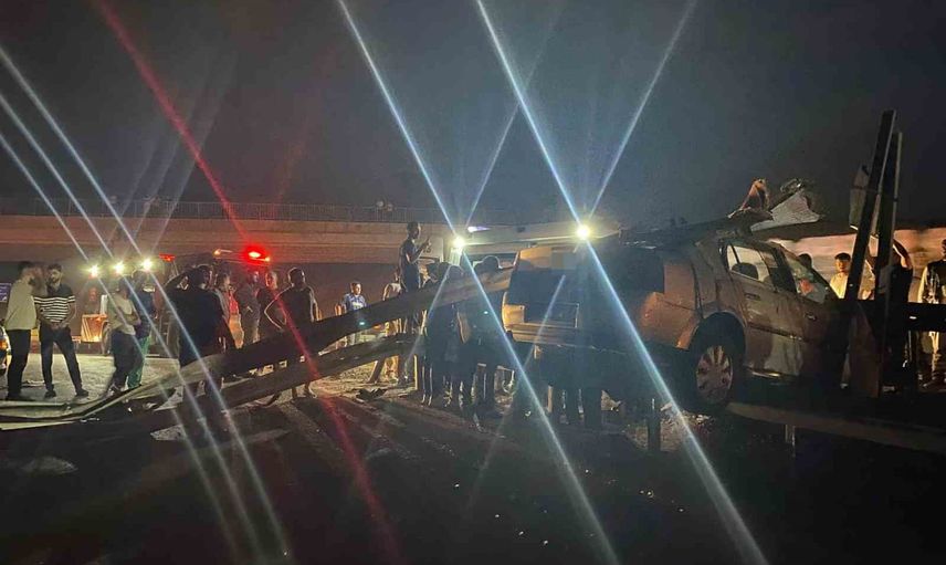 Akşam vakti refüje çarpan otomobildeki genç sürücü yaşamını yitirdi