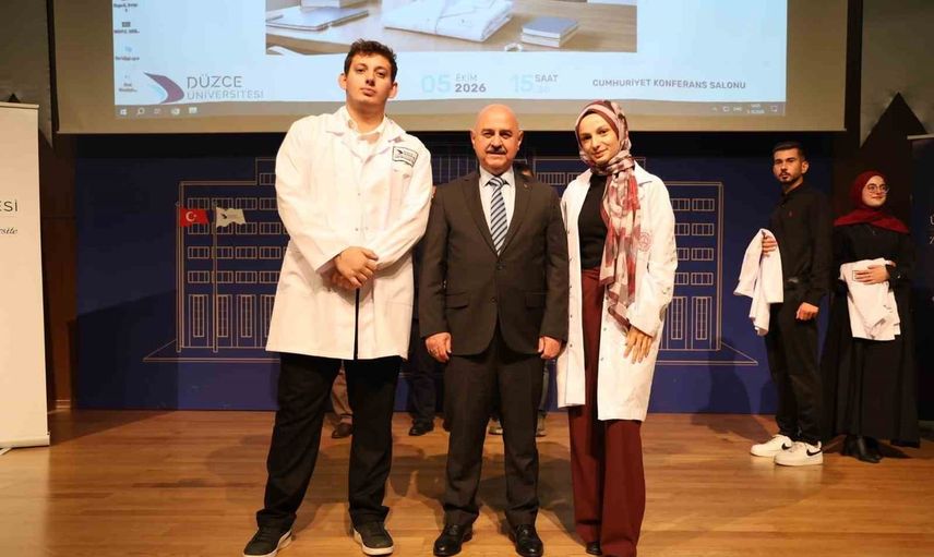 Öğretmenlik kimliğinin simgesi giyildi: Düzce'de adaylar önlüklerine kavuştu