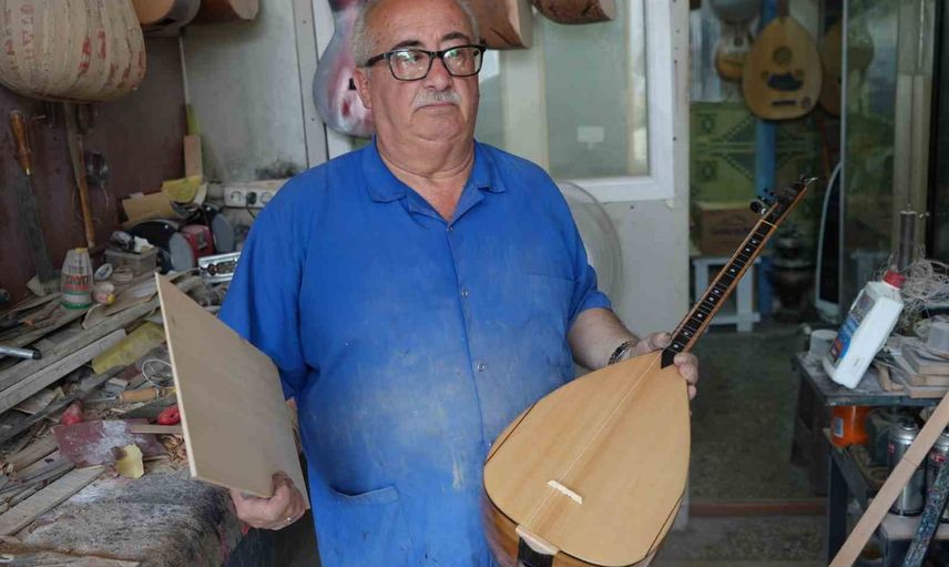El emeğiyle bağlama üretiyor, çalmayı fırsat bulamıyor