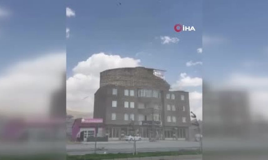 Yüksekova'da akşam fırtınası çatıyı yerinden söktü, trafikte kısa süreli aksama
