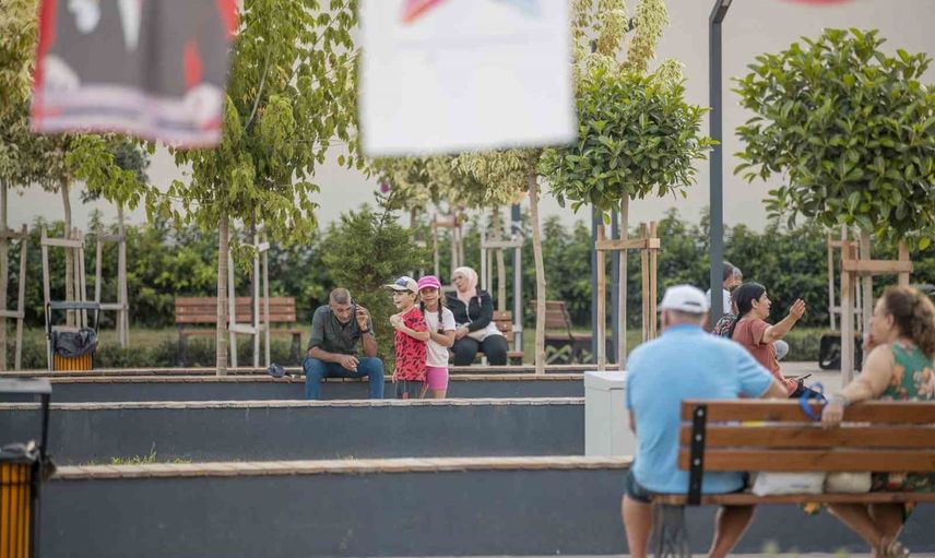 Kırmızı Lacivert kent meydanı çarşıda yaşamı yeniden canlandırdı