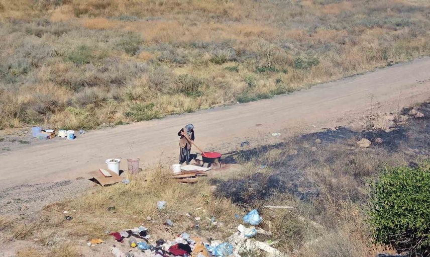 Salça kaynatarak alevleri izleyen kadının görüntüsü dikkat çekti