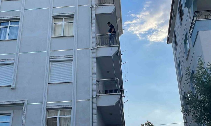 Karaman'da balkon kazası: 37 yaşındaki şahıs kaldırıldığı hastanede hayatını kaybetti
