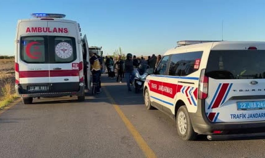 Büyükdöllük köyü yolunda çarpışma: traktör ve otomobilde maddi hasar, 1 yaralı