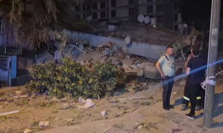 Bahçelievler'de boşaltılan beş katlı yapı akşam çöktü