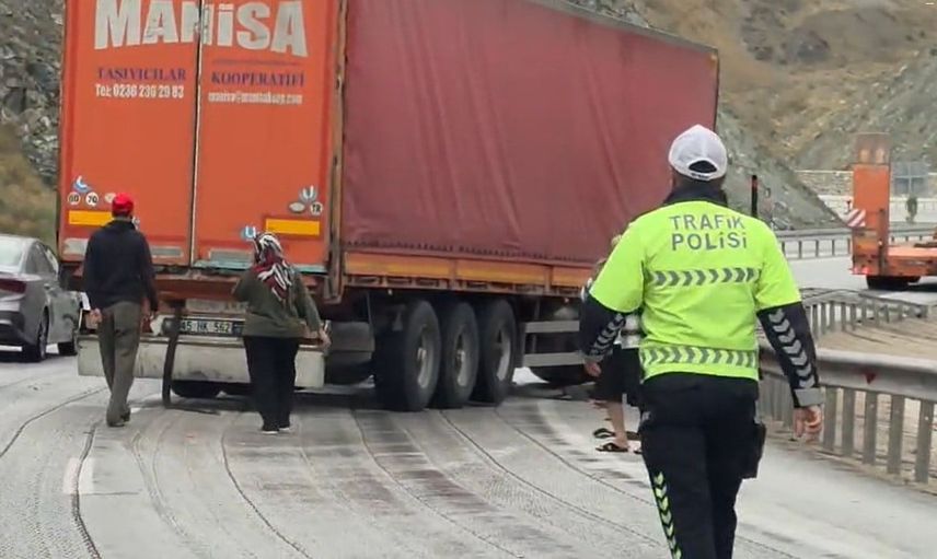 Sakaltutan mevkisinde tır bariyere çarptı