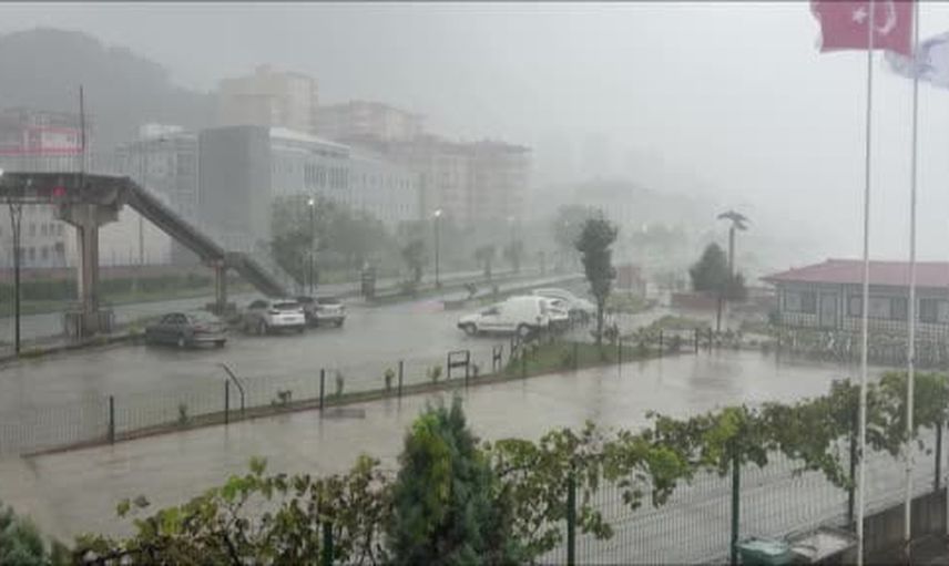 Hopa'da rüzgarın etkisiyle dalgalar mendireği aştı