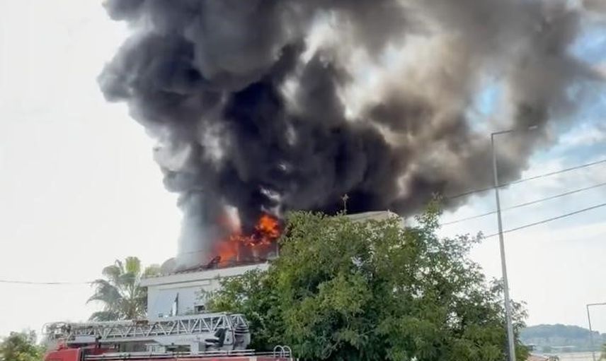 Manavgat'ta çatıda çıkan yangın itfaiyenin müdahalesiyle sınırlı kaldı