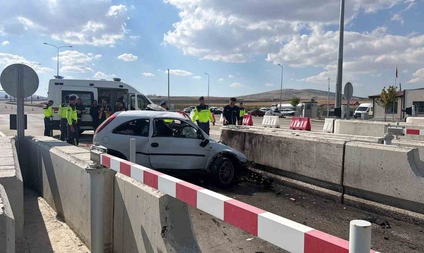Gişeye girerken beton bariyere çarpan sürücü hayatını kaybetti