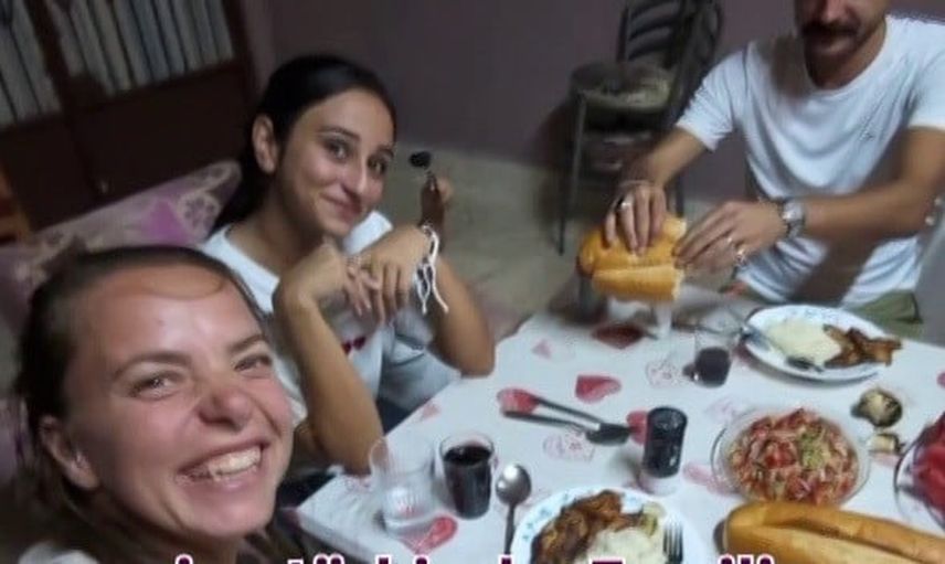 Karavanı yolda bozulan gezgin sivaslı ailenin evinde 11 gün kaldı