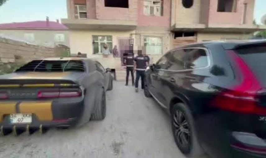 Düğünde takılan altınlar Muradiye'de ev eklentisinde ele geçirildi