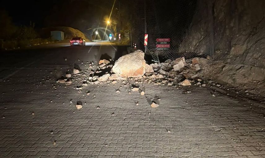 Kemaliye taş yolu'nda düşen kayalar kaldırıldı, güzergah güvenceye alındı