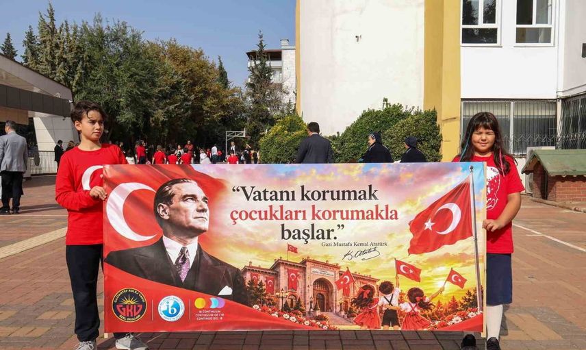 Gaziantep Kolej Vakfı'nda gençlerin cumhuriyet coşkusu kortejle sokaklara taştı