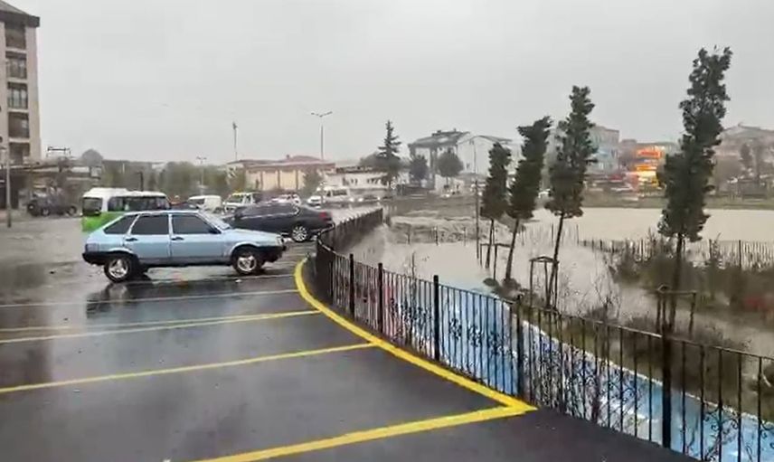 Taşkın anında dolmuşta mahsur kalanlar iş makinesiyle kurtarıldı