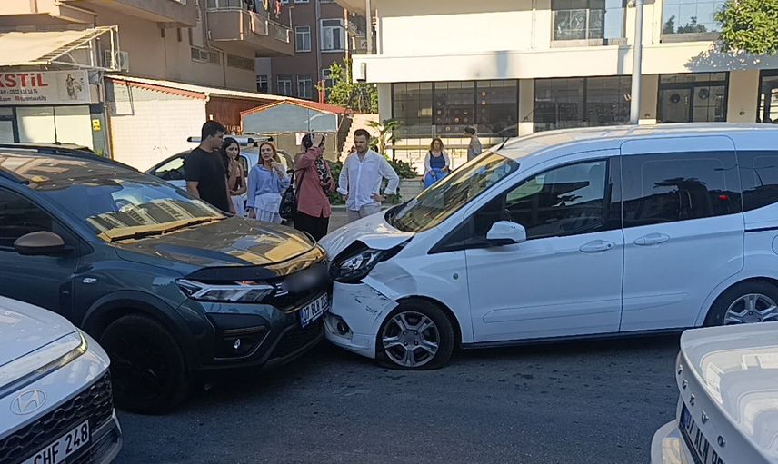 Manavgat'ta direksiyon hakimiyeti kaybı üç araçlı kazaya yol açtı