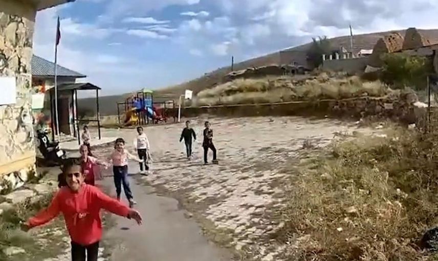 Miniklerden jandarmaya güven ve sevgi çemberi