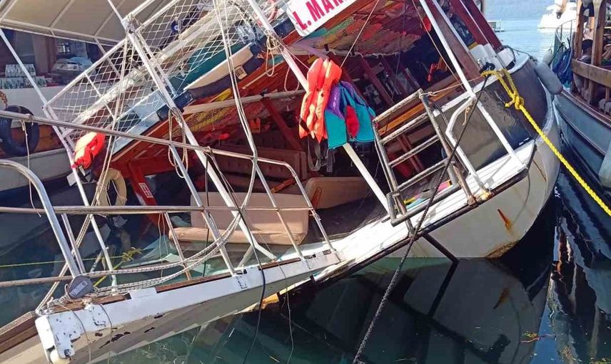 Akyaka'da gece su alıp yan yatan tur teknesi için tahliye çalışması
